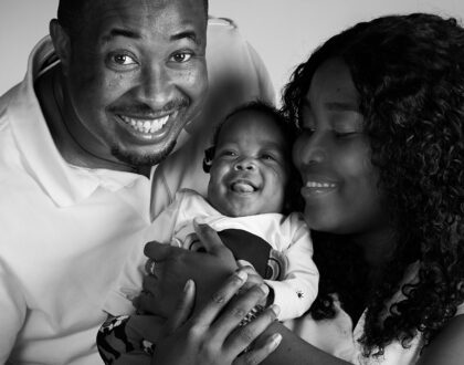 studiofotografering av pappa och mamma och baby i svart-vitt