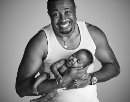studiofotografering av pappa och baby i svart-vitt
