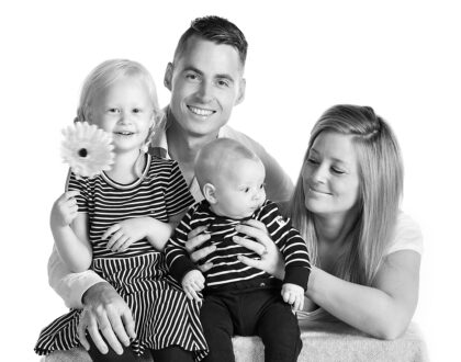 familjefotografering i studio i sollentuna i svart-vitt