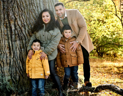 härlig familjefotografering i naturen i motljus i sollentuna