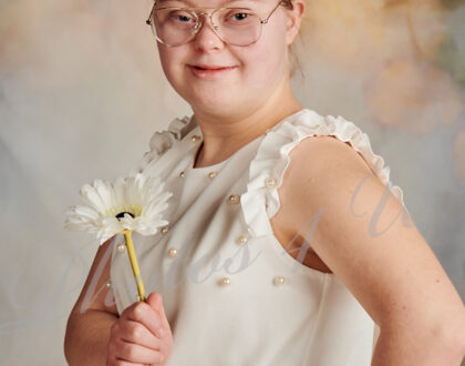 härlig porträttotografering av tjej med downs syndrom