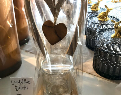 ljushållare i trä i form av ett hjärta från presentbutik i sollentuna